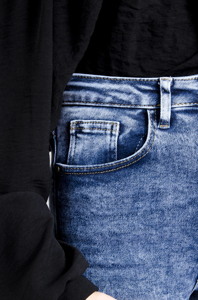 PRZYLEGAJĄCE SPODNIE RURKI JEANSOWE Z BARDZO WYSOKIM STANEM