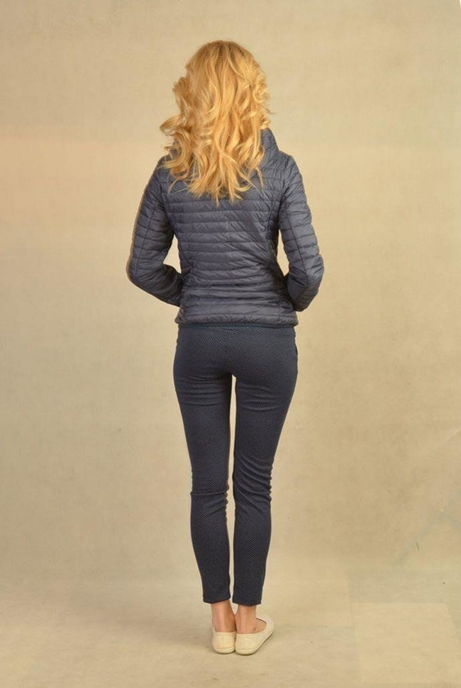 Granatowa kurtka pikowana z zamkiem na kapturze