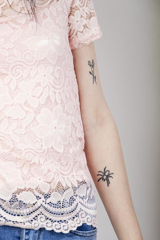 Jasnoróżowa bluzka koronkowa