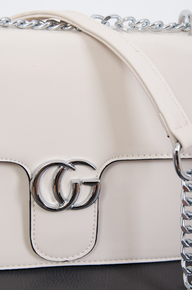 Kremowa torebka typu kuferek ze srebrnym łańcuszkiem