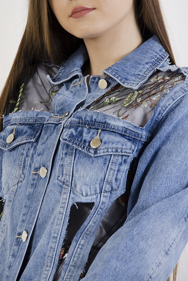 Kurtka jeansowa z haftami i elementami prześwitującymi