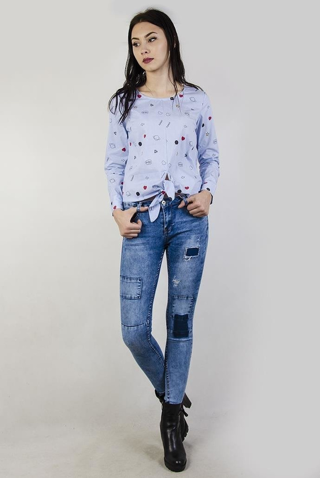 Spodnie jeansowe z ciemnymi łatami i przeszyciami