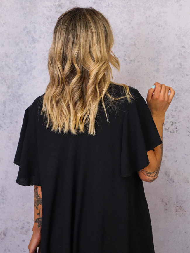 SUKIENKA Z KWIATEM I FALBANAMI NA RĘKAWACH- CZARNA