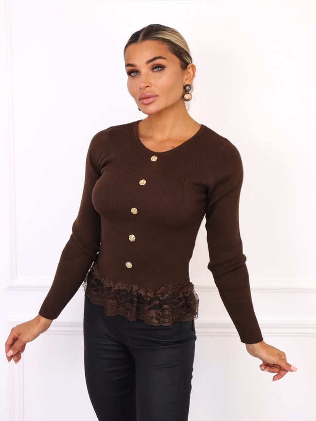 SWETER Z OZDOBNYMI GUZIKAMI ZAKOŃCZONY KORONKĄ- CZEKOLADOWY