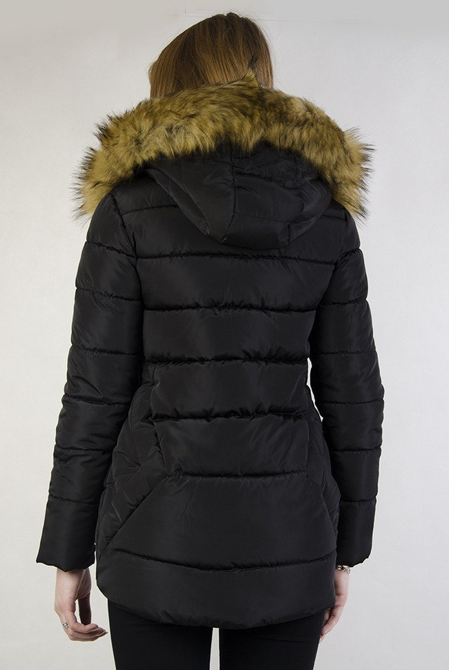Czarna asymetryczna kurtka z pikowaniem oraz futerkiem przy kapturze