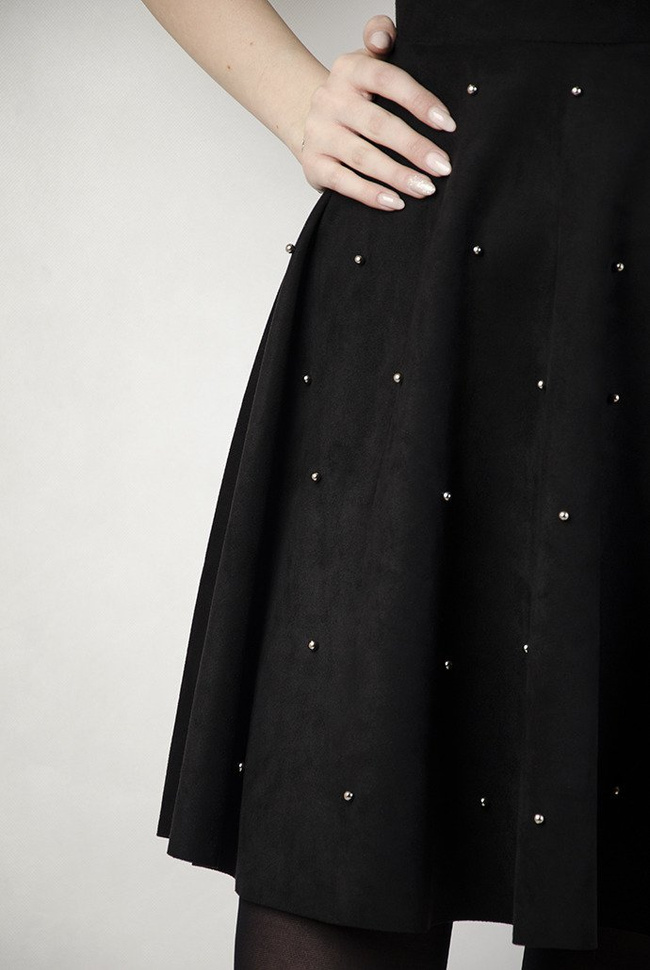 Czarna rozkloszowana zamszowa sukienka z perełkami