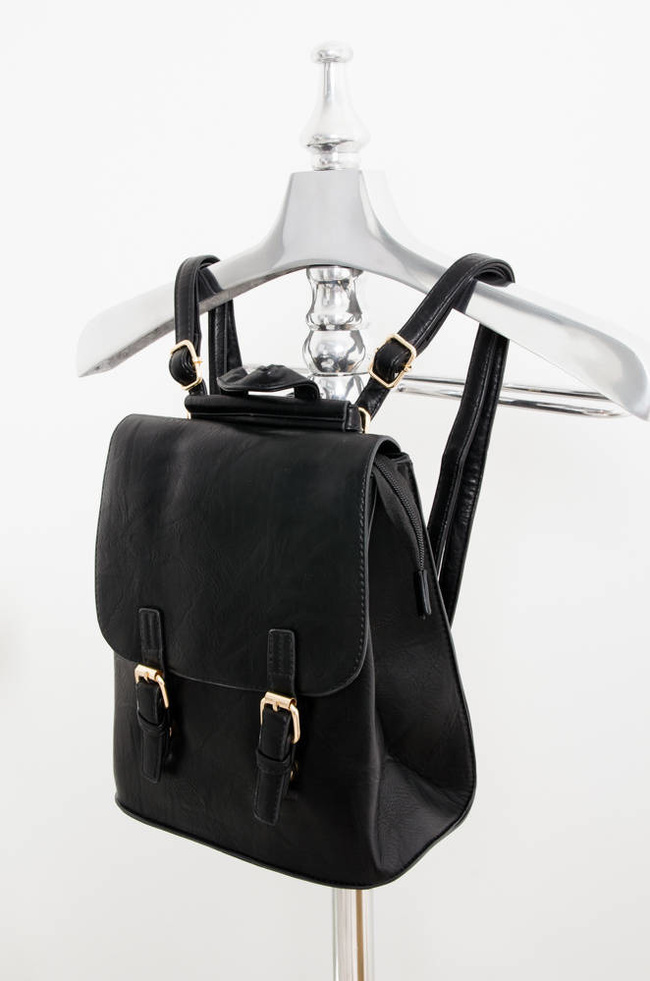 CZARNY PLECAK Z IMITACJI SKÓRY Z OZDOBNYM ZAPIĘCIEM