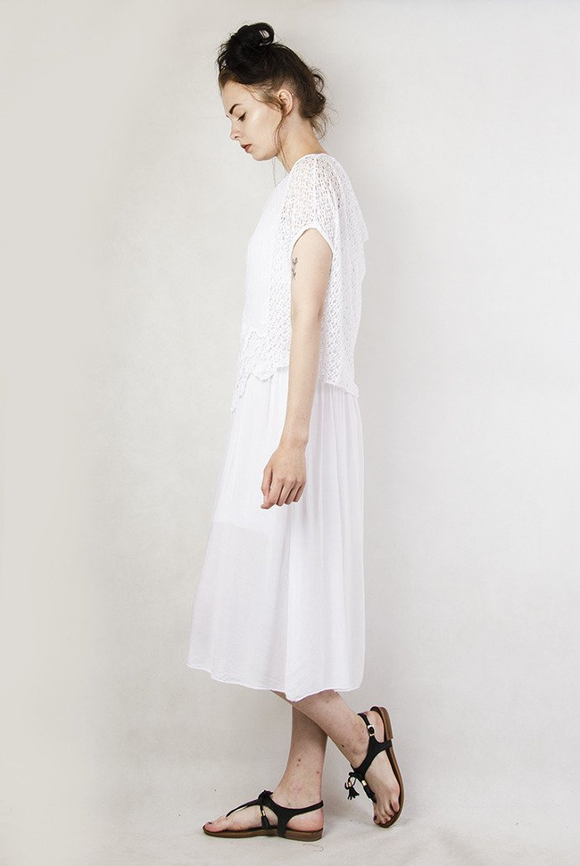 Biała, długa sukienka z ażurowymi wstawkami