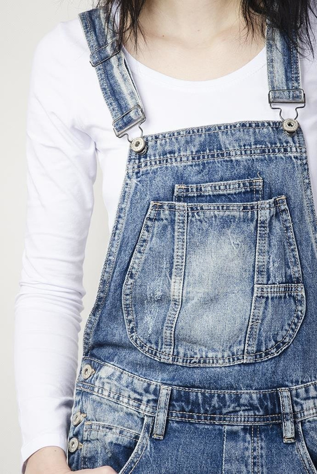 Spodnie ogrodniczki jeansowe z przetarciami i dziurami