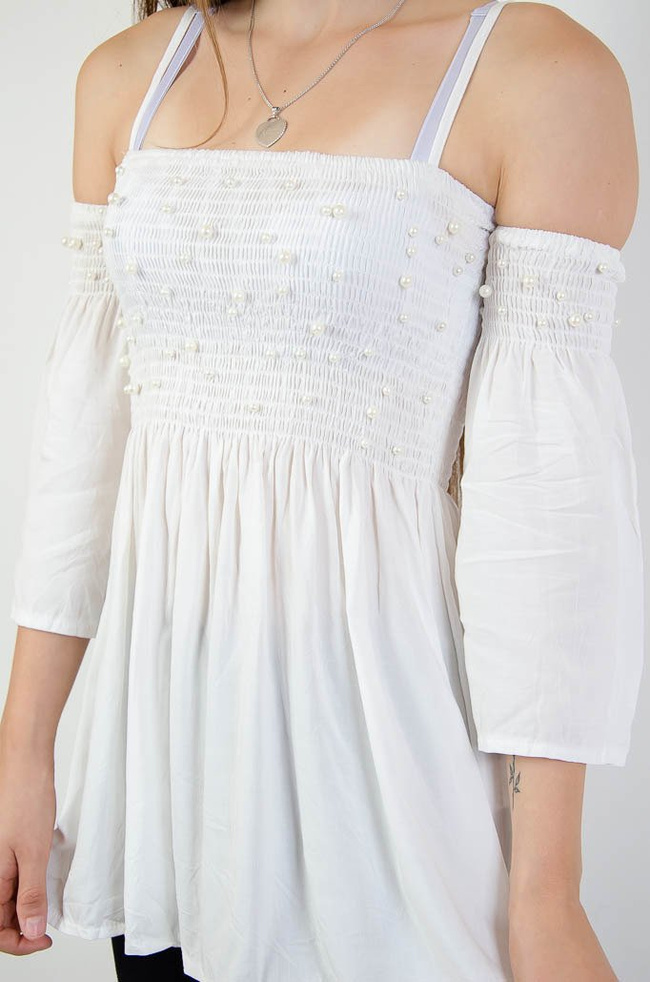 Biała bluzka z odkrytymi ramionami oraz perełkami