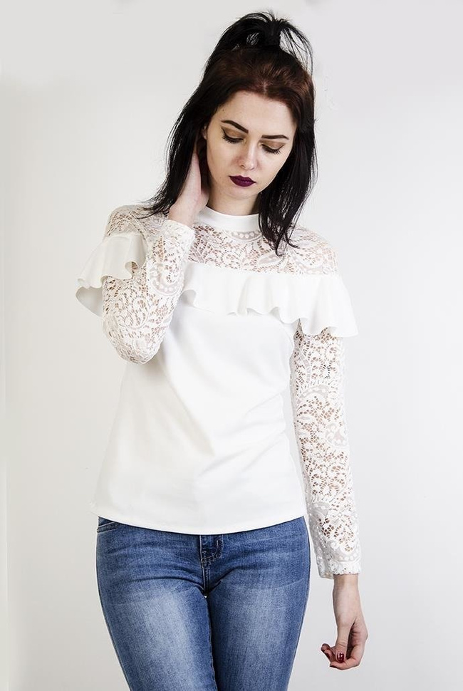 Biała bluzka z koronkowymi wstawkami i falbanką w dekolcie