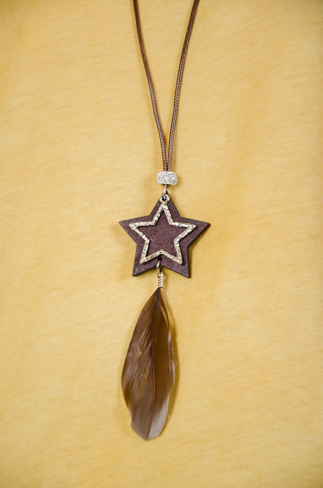 Żółta asymetryczna bluzka z tiulowym dołem oraz wisiorkiem w komplecie