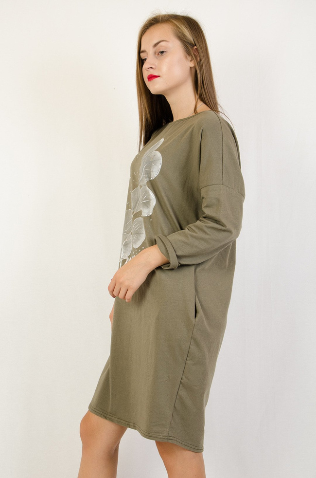 Zielona sukienka z kieszeniami oraz kwiatem z przodu