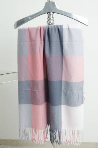 SZAL W KRATĘ Z FRĘDZLAMI- RÓŻOWY