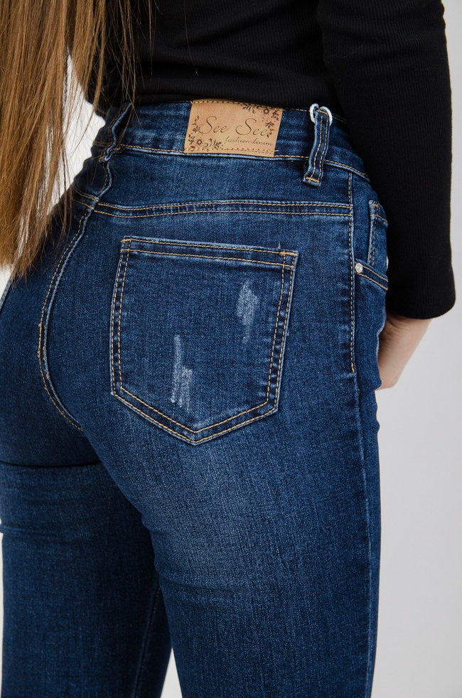 Granatowe spodnie jeansowe z przetarciami