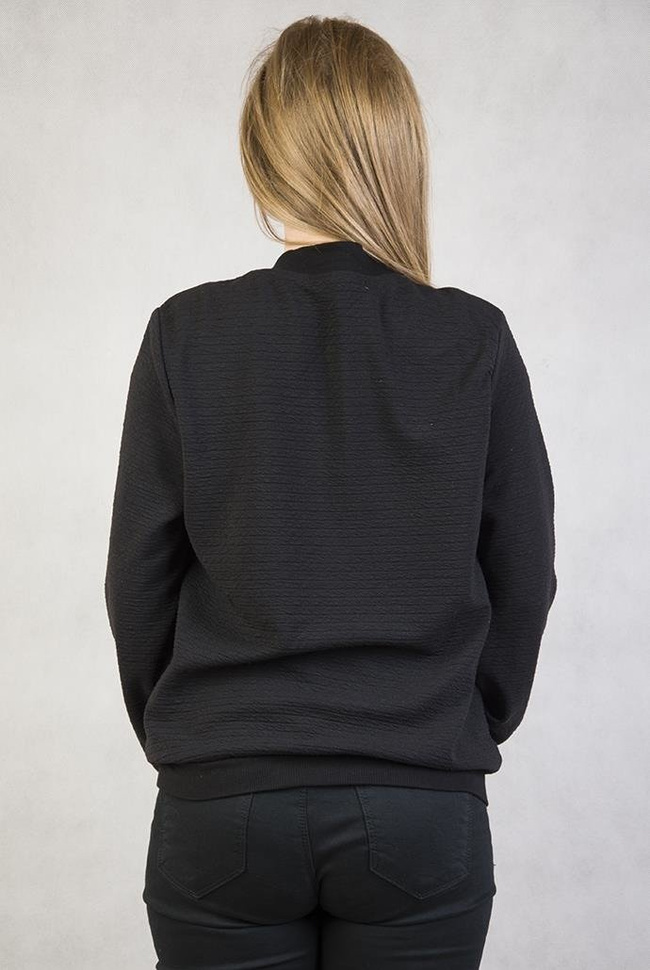 Czarna bluza z napisem "Kiss MIU"