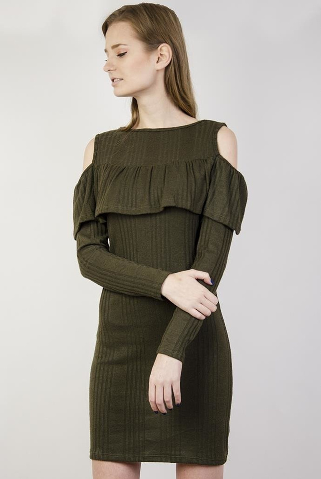 Zielona sukienka z wycięciami na ramionach i falbaną przy dekolcie