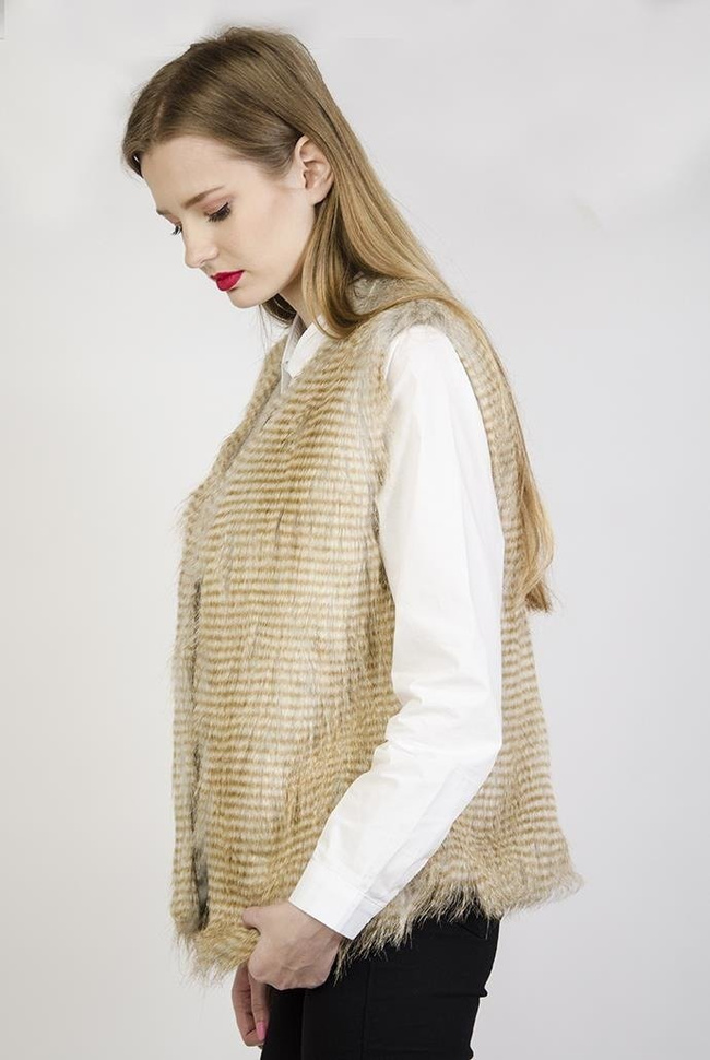 Beżowa, włochata kamizelka