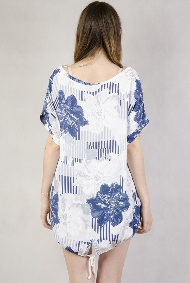 Biała bluzka w niebieskie kwiaty