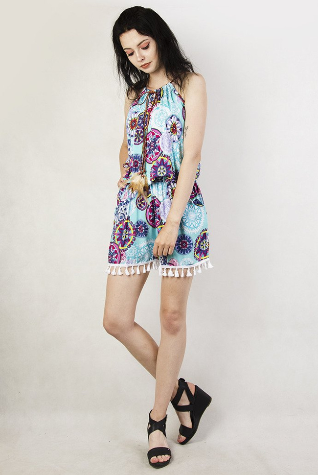 Jasnoniebieski kombinezon w kolorowe wzory