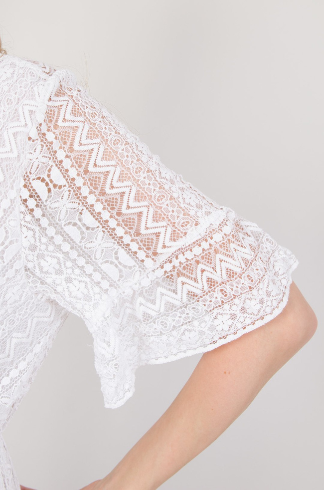 Biała ażurowa sukienka w serek