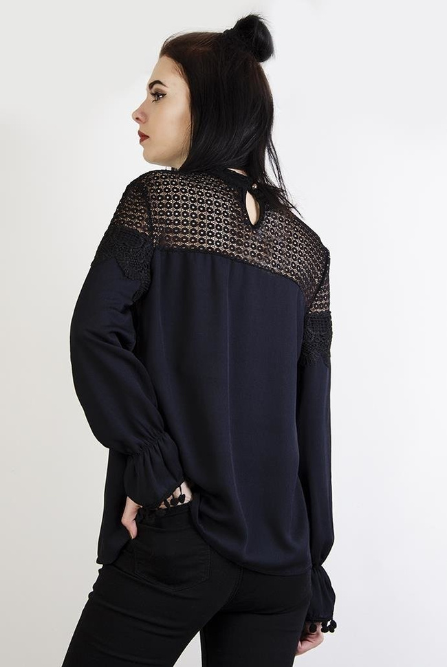 Granatowa bluzka z kulkami przy rękawach i ażurowymi wstawkami