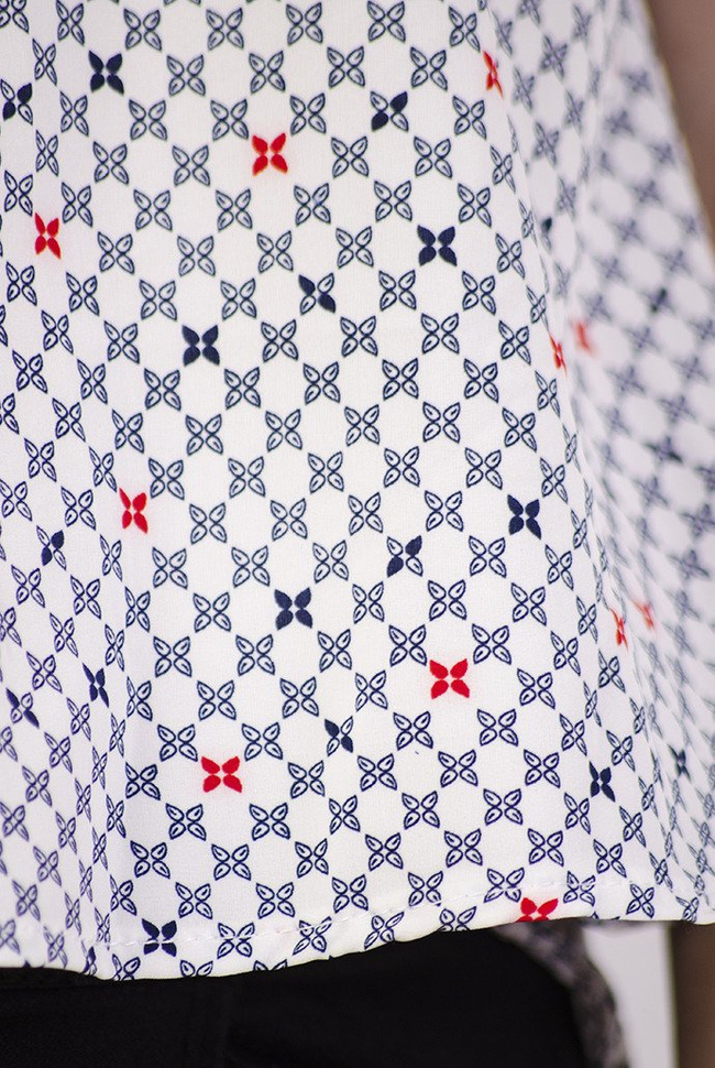 Biała bluzka hiszpanka we wzory