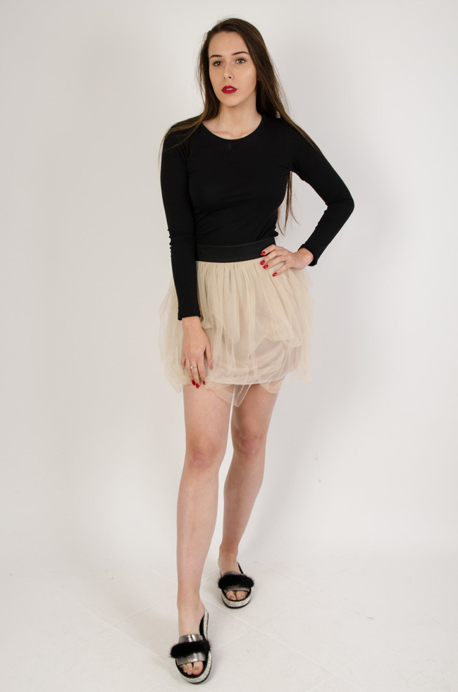 Beżowa tiulowa spódnica z czarną gumą w pasie
