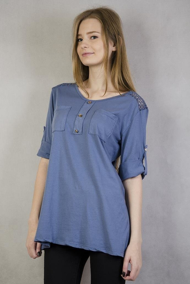Niebieska bluzka z ażurową wstawką