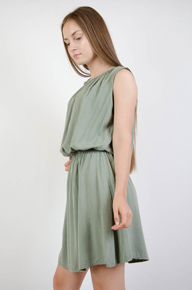 ZIELONA LUŹNA SUKIENKA Z GUMĄ W PASIE + WISIOREK