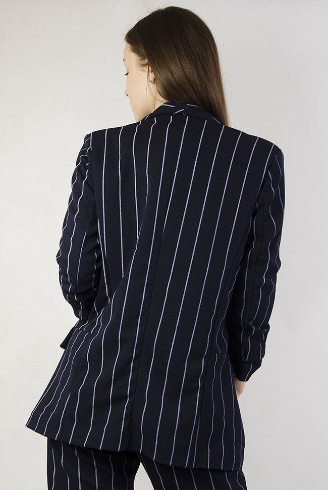 Granatowa marynarka w prążki z marszczonymi rękawami