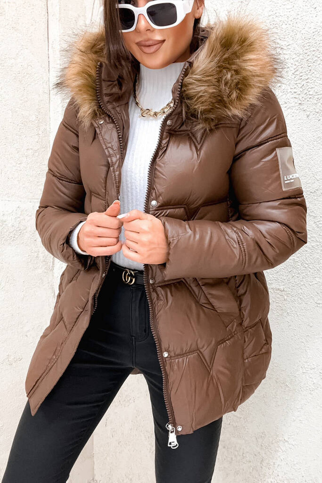 CIEMNO BRĄZOWA KURTKA PIKOWANA Z NASZYWKĄ NA RĘKAWIE