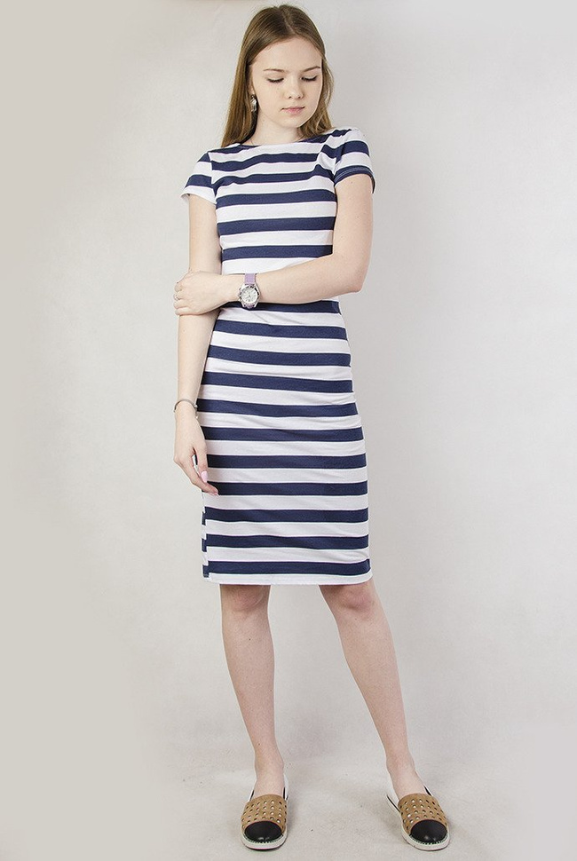 Sukienka w biało-granatowe paski wiązana wstążką z tyłu