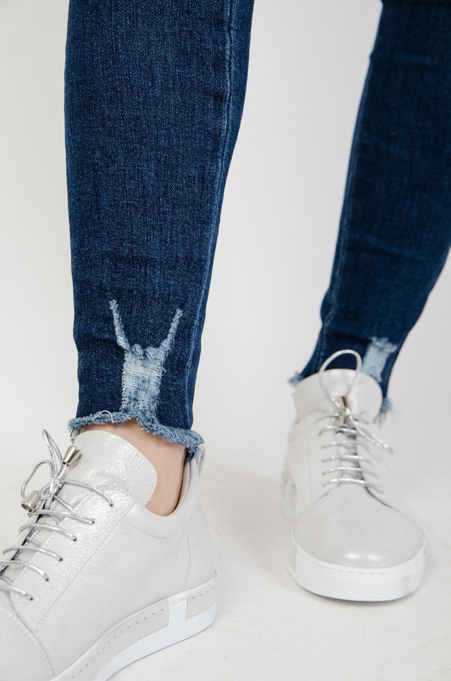 Granatowe spodnie jeansowe z przetarciami