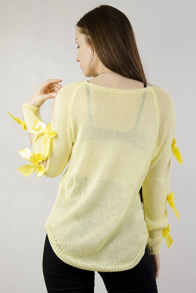 Żółty sweter z koralikami