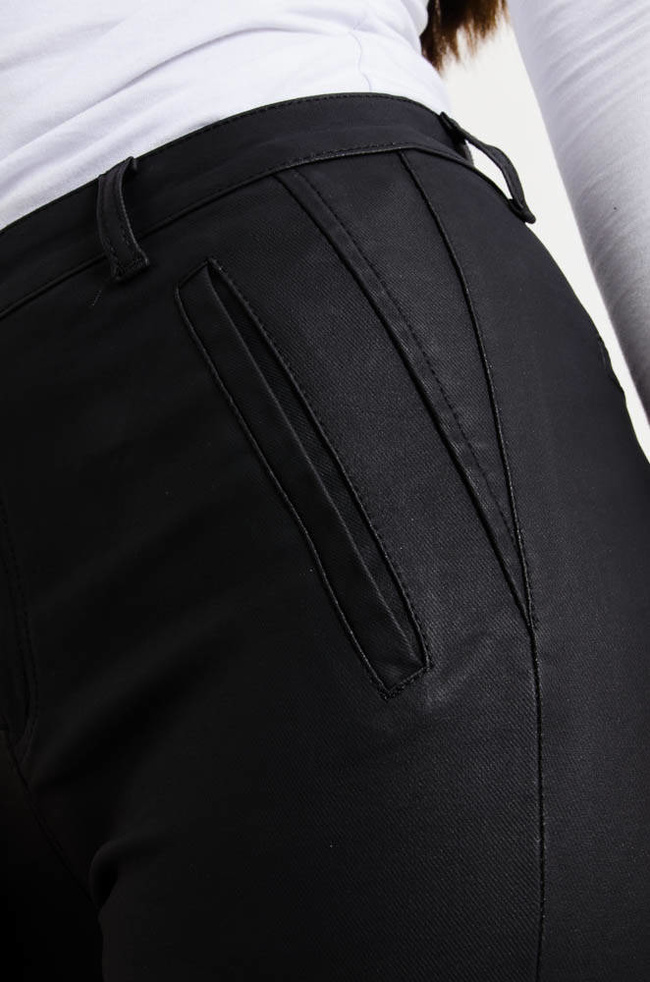 CZARNE MATOWE WOSKOWANE SPODNIE -IMITACJA KIESZENI