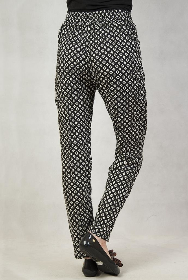 Spodnie letnie w czarno-białe romby