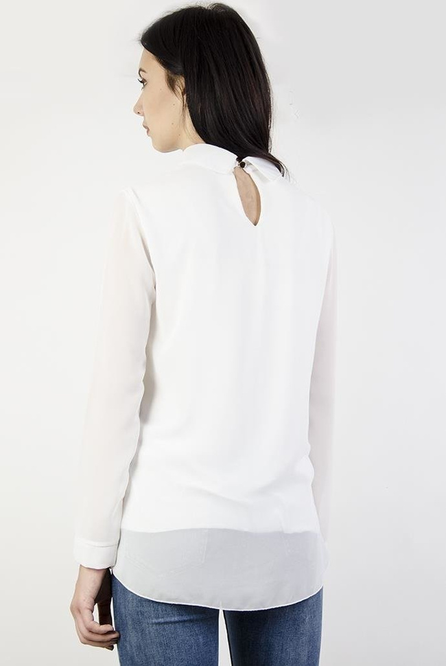 Biała koszula z plisowaną falbanką, zapinana na 4 złote guziki