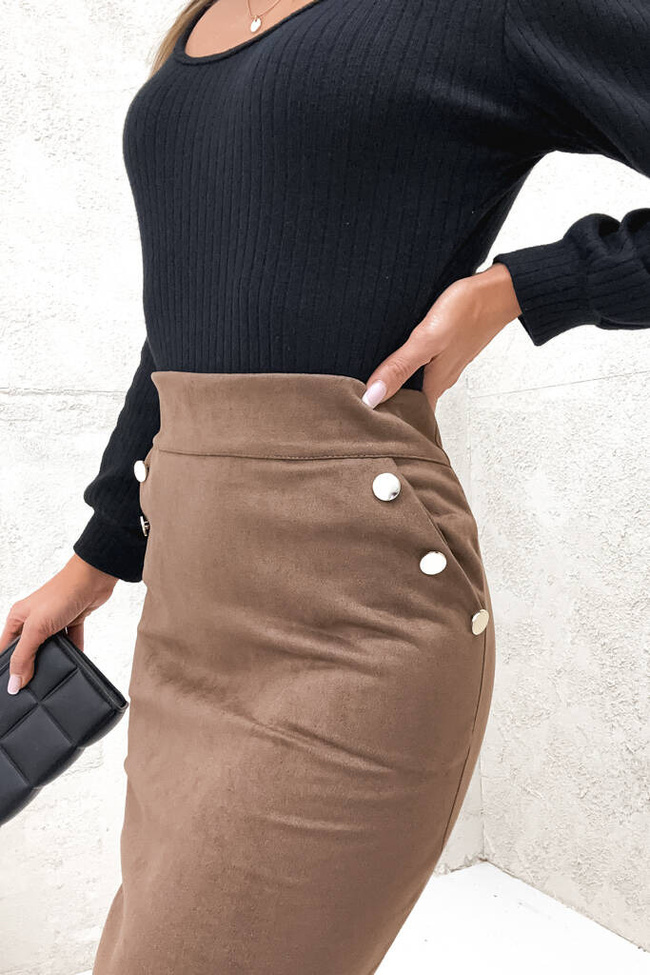 ZAWSZOWA SPÓDNICA MINI Z OZDOBNYMI GUZIKAMI- BRĄZOWA