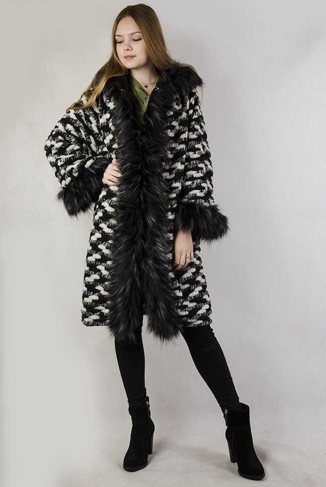 Biało-czarny płaszcz z czarnym futrem