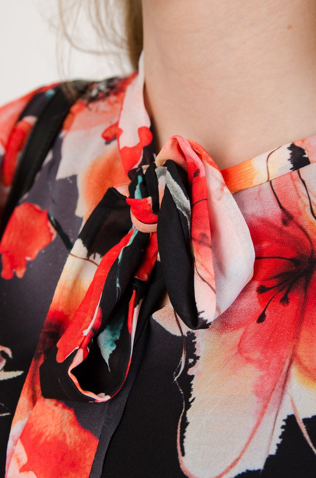 Czarna sukienka w maki z plisowanym dołem