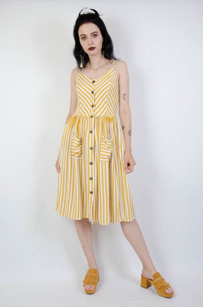 Żółta sukienka w pasy na ramiączka