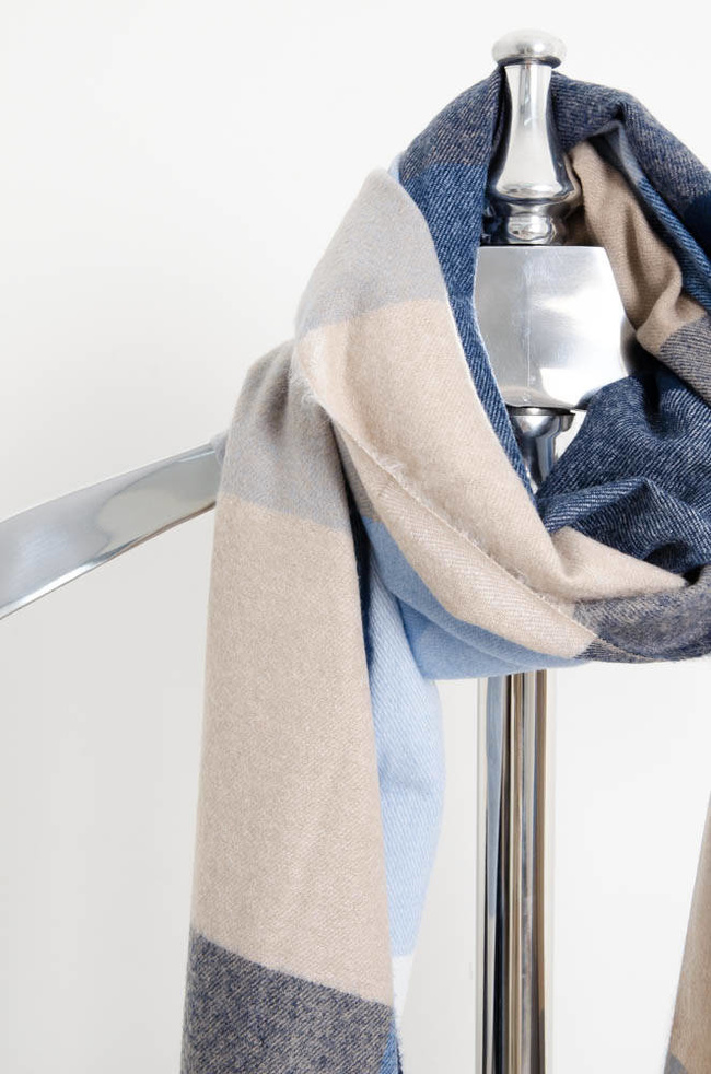 GRANATOWY SZAL W KRATĘ Z FRĘDZLAMI