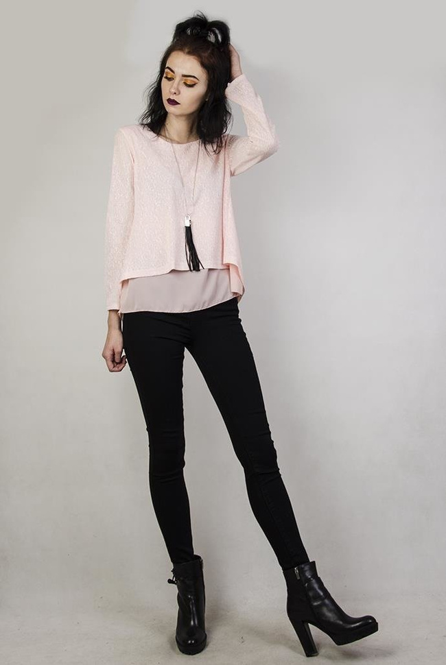 Jasnoróżowa bluzka z wisiorkiem kłódką