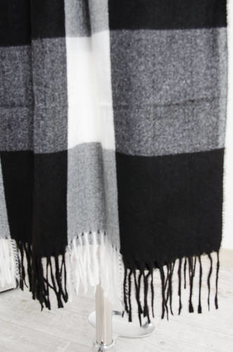 SZAL W KRATĘ Z FRĘDZLAMI- CZARNY