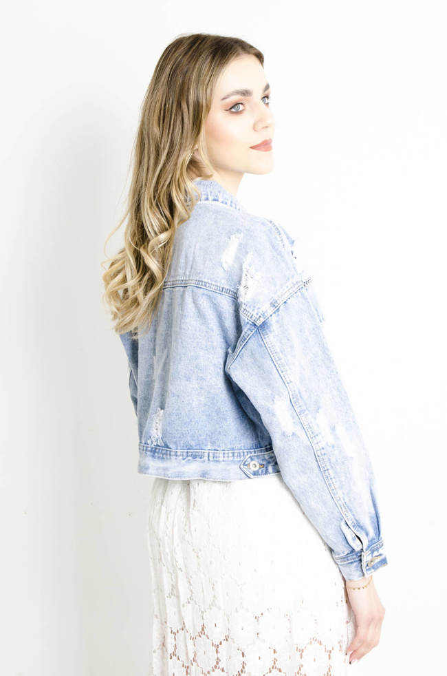 KURTKA JEANSOWA Z PRZETARCIAMI I OZDOBNYMI ŁAŃCUSZKAMI