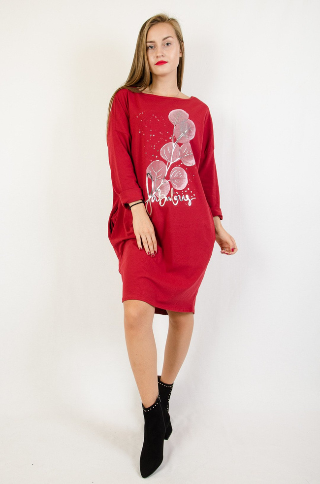 Czerwona sukienka z kieszeniami oraz kwiatem z przodu