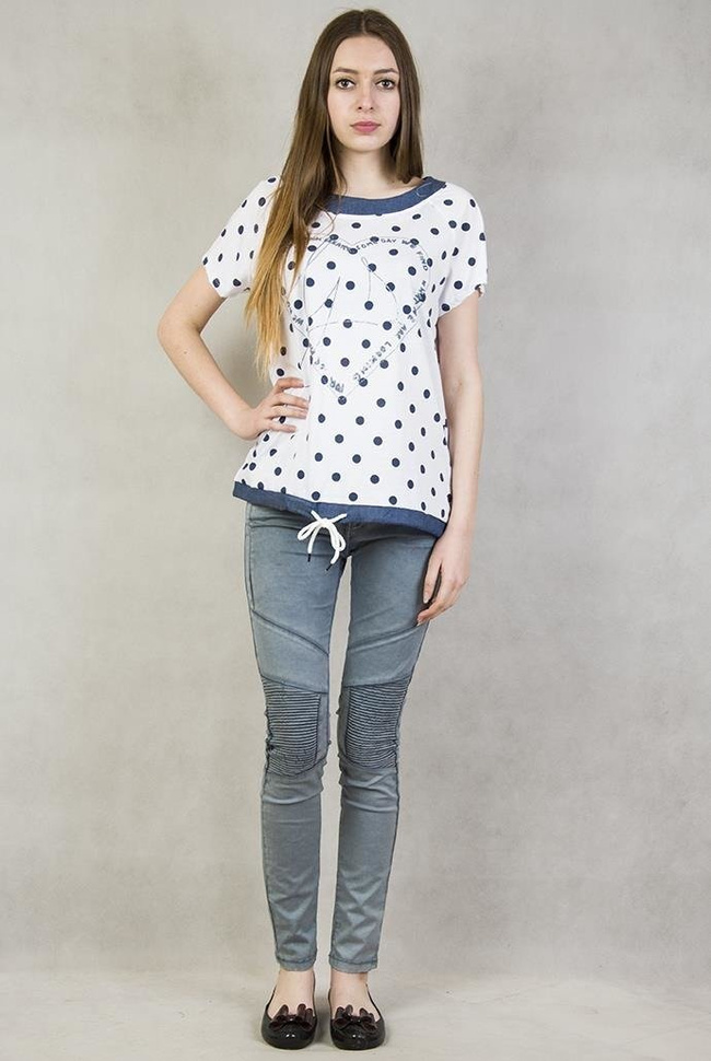 Biała bluzka w granatowe grochy