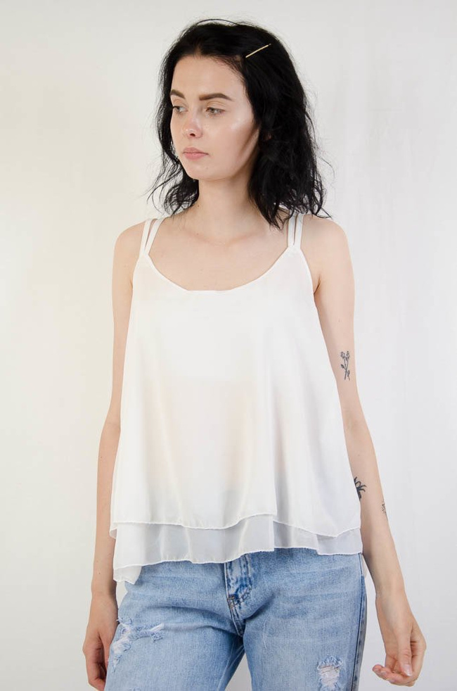 Biała bluzka mgiełka na ramiączkach