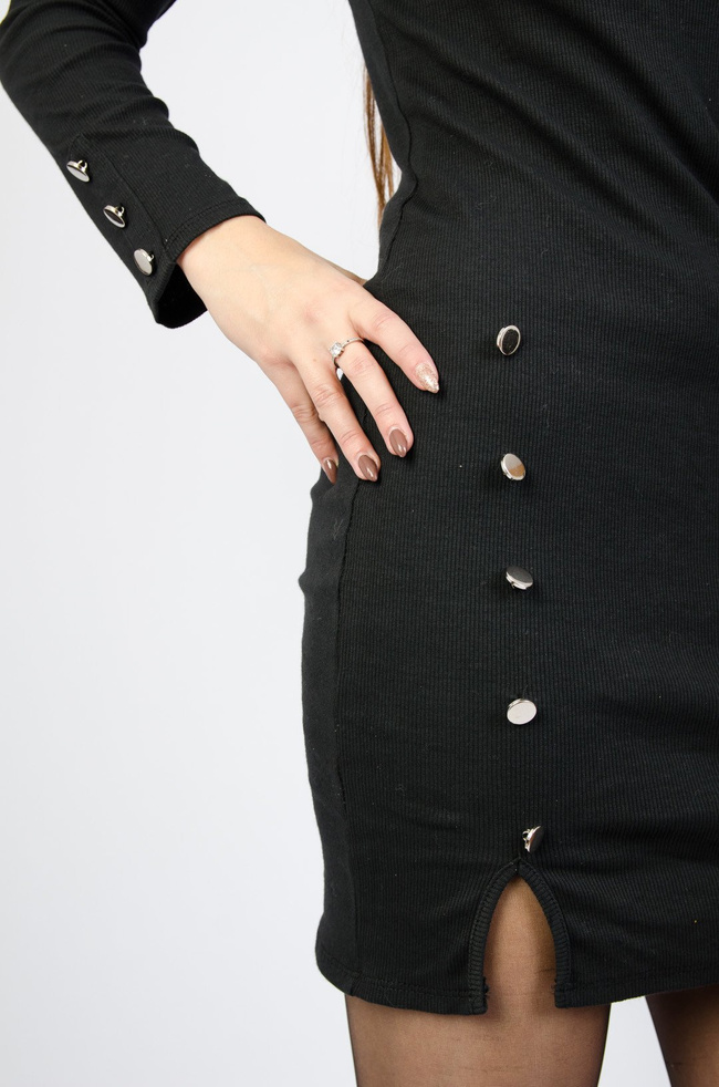 Czarna dopasowana sukienka ze złotymi guzikami